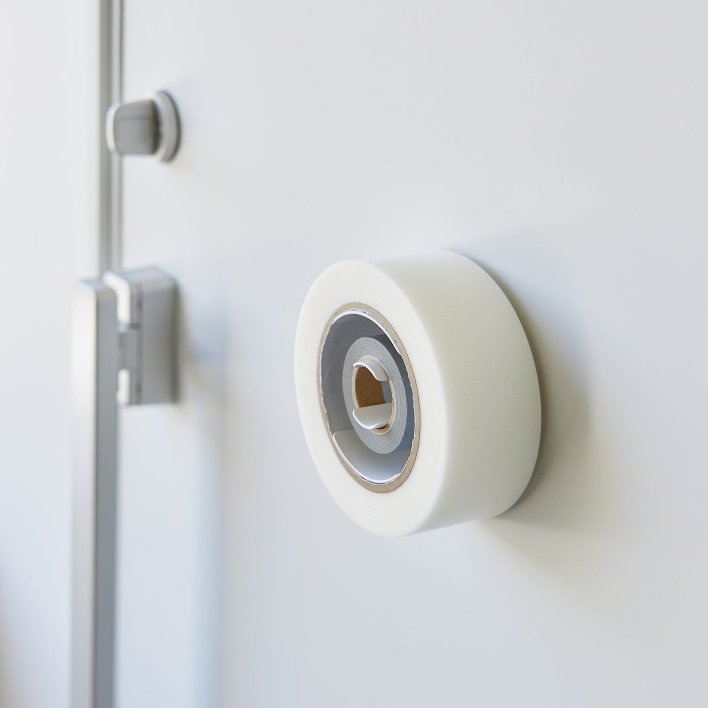 Zerelle – Magnetic Steel Tape Holder