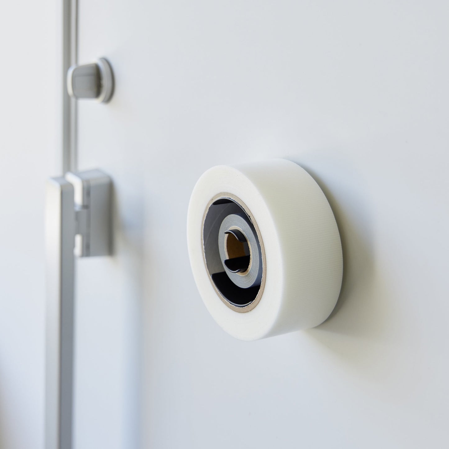 Zerelle – Magnetic Steel Tape Holder