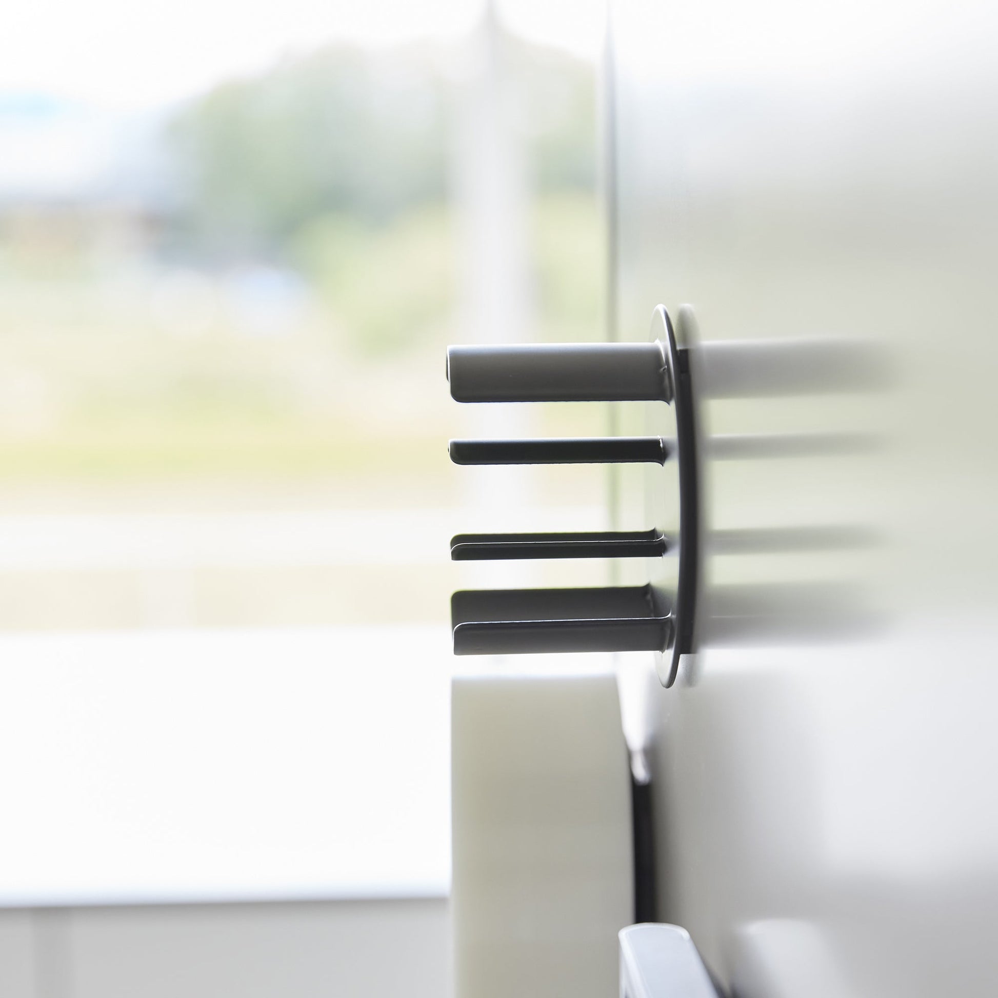 Zerelle – Magnetic Steel Tape Holder