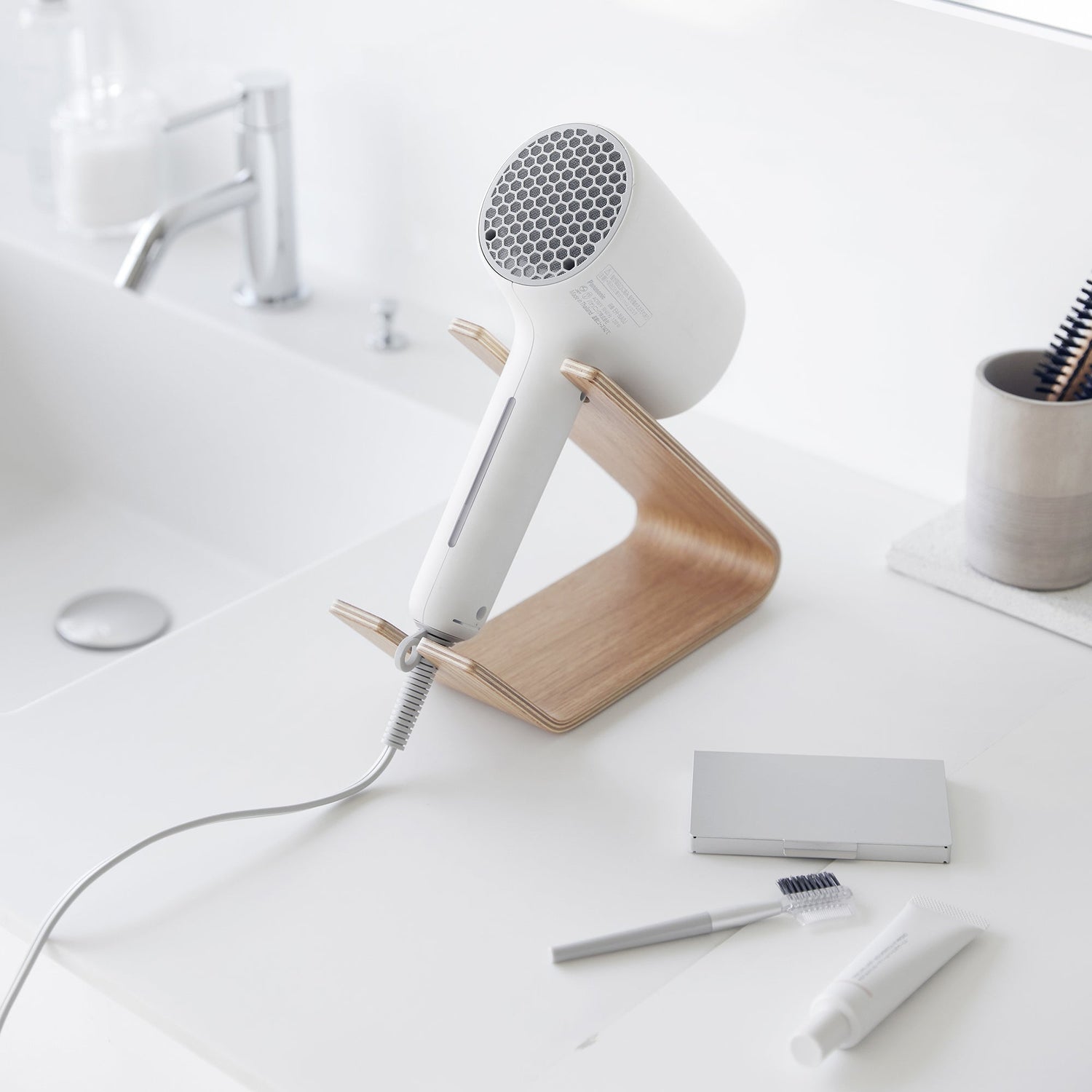 Zerelle – Hair Dryer & Iron Stand